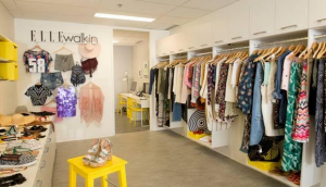 Elle-walk-in