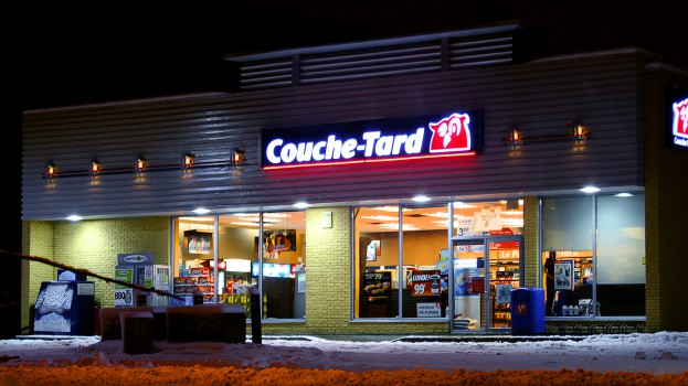 Alimentation_Couche-Tard_at_night_in_Montreal,_QC