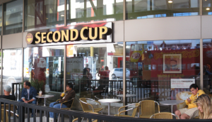1280px-Second_Cup_at_the_Toronto_Convention_Centre_on_Front_Street_-de